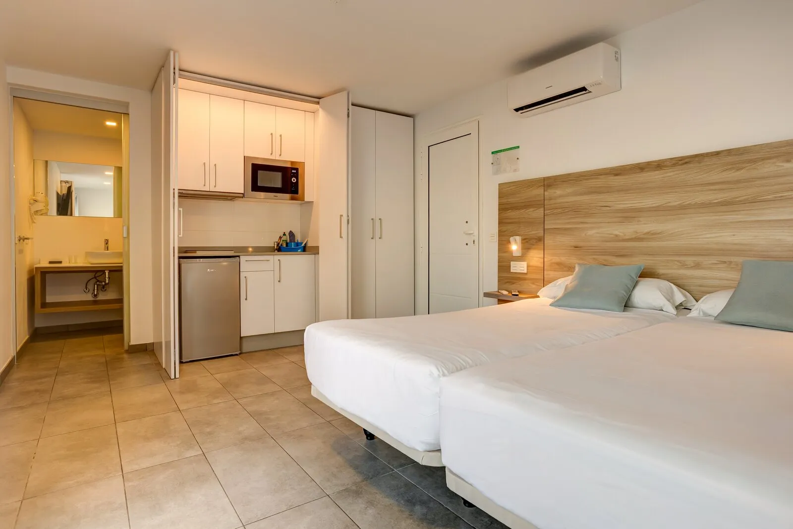 Apartment 205 from the entrance, with two beds, the kitchenette and the bathroom in one open room